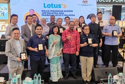 Rohaizi (depan dua dari kanan) dan Azliza Baizura (depan tiga dari kiri) bergambar bersama-sama pembekal PKS semasa Majlis Perasmian Kempen Jom Malaysia 2026 di Lotus's Ampang pada Khamis.
