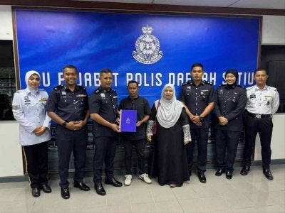 Zahril Asri (tiga dari kiri) menyerahkan sijil penghargaan kepada Hamid di IPD Setiu Rabu lalu. 