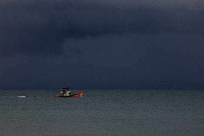 Tiupan angin timur laut secara berterusan dan kencang juga boleh menyebabkan laut bergelora serta risiko kenaikan paras laut di perairan Laut China Selatan. Gambar hiasan - Foto Bernama