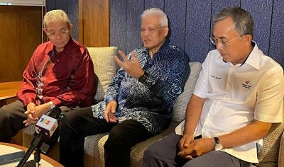 Hamzah (tengah) semasa sidang media di Kota Bharu pada Jumaat. Foto:SINAR HARIAN/HAZELEN LIANA KAMARUDIN