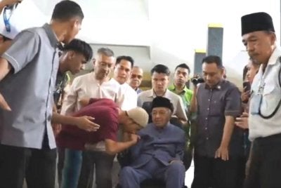 Rata-rata jemaah tidak melepaskan peluang bersalam dengan Tun Mahathir.