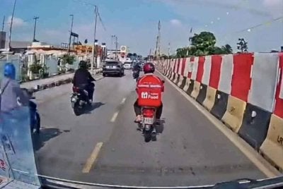 Tangkap layar video yang memaparkan sebuah motosikal menghalang laluan ambulans di Bayan Lepas.