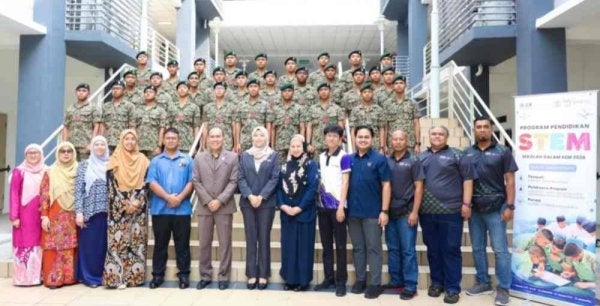 Barisan tetamu kehormat merakam gambar kenangan bersama para pelajar Tingkatan Empat MTD yang menyertai Program Pendidikan STEM Sekolah Dalam Kem Tahun 2026 anjuran Yayasan LTAT di Kem Perdana Sungai Besi.