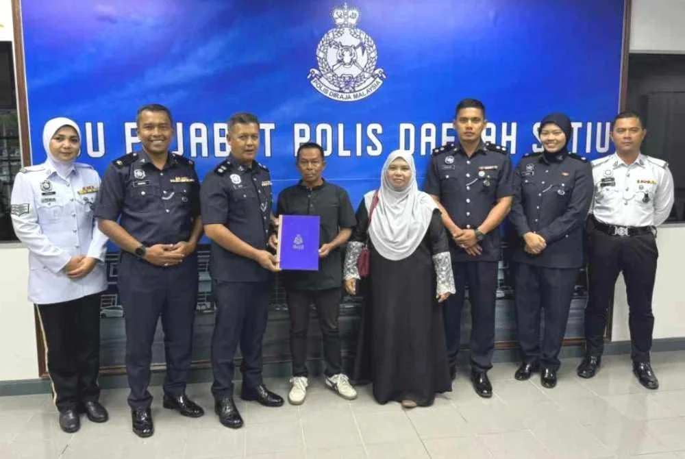 Zahril Asri (tiga dari kiri) menyerahkan sijil penghargaan kepada Hamid di IPD Setiu Rabu lalu.