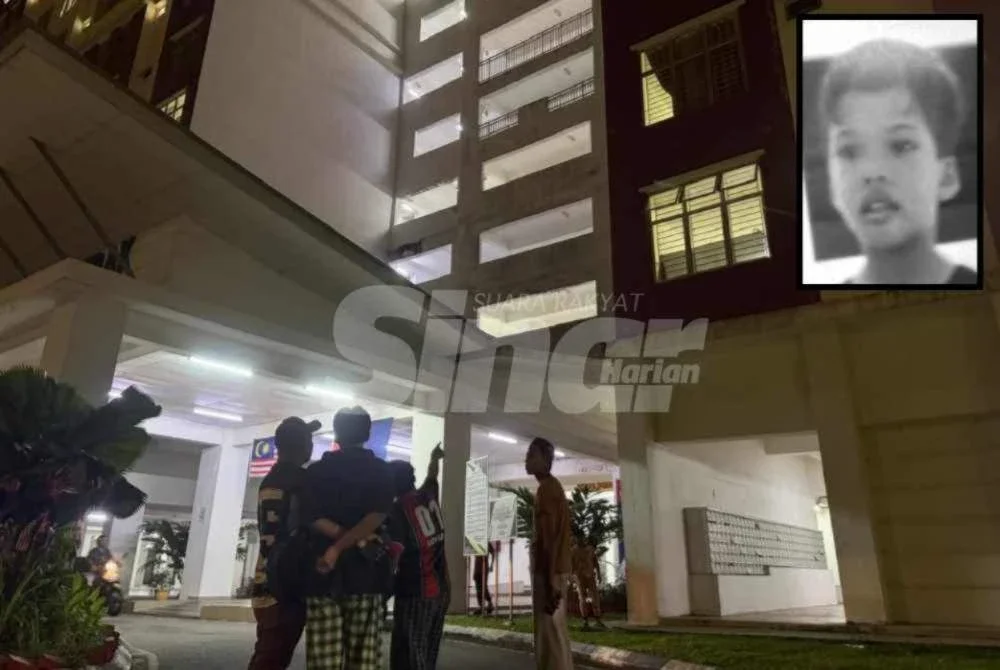 Penduduk menunjukkan lokasi kejadian di sebuah pangsapuri di Tampoi, Johor Bahru. Gambar kecil: Mohammad Adib