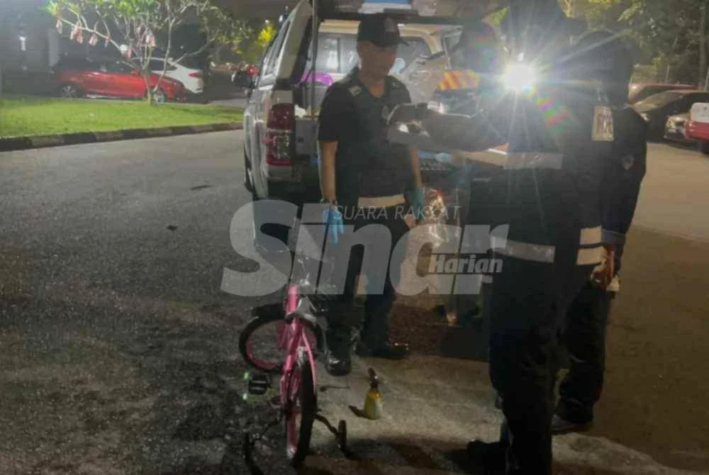 Pasukan forensik di lokasi kejadian.