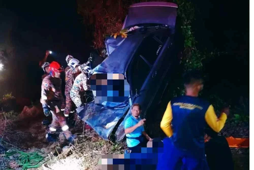Anggota bomba menjalankan operasi menyelamat mangsa kemalangan di Kampung Jalan Baru, Batu Pahat. Foto JBPM Johor
