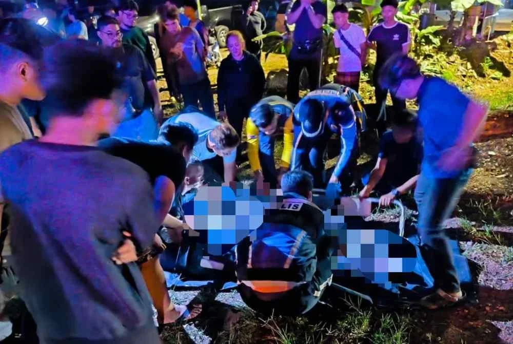 Seorang remaja lelaki berusia 16 tahun maut manakala lima lagi cedera selepas kereta dinaiki mereka terbabas sebelum melanggar pokok berhampiran Surau Kampung Jalan Baru, Simpang 5 pada malam Jumaat. Foto JBPM Johor