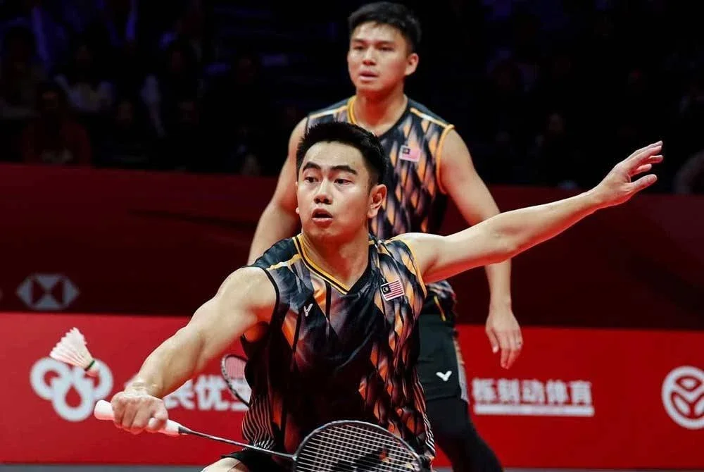 Sze Fei-Nur Izzuddin menyingkirkan juara bertahan dari Korea Selatan, Kim Won Ho-Seo Seung Jae untuk menempah tiket ke separuh akhir Terbuka Perancis 2026, pada Jumaat.