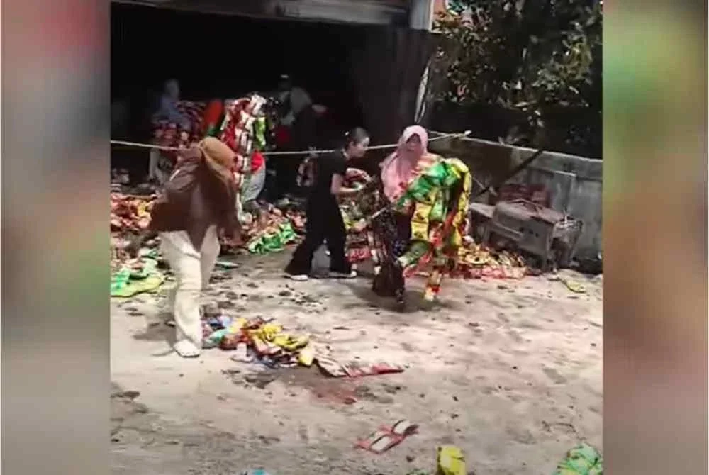 Rakaman tular menunjukkan orang ramai mengambil barangan untuk dibawa pulang. Foto: Agensi