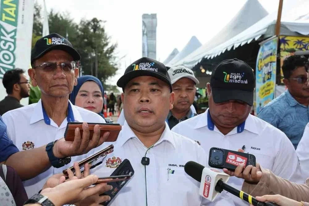 Faisal (tengah) ketika ditemui media sempena program Jualan Agro Madani Mega Terengganu di Dataran Shahbandar, Kuala Terengganu pada Sabtu.