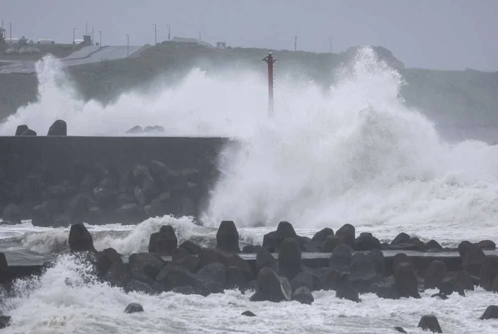 Ombak menghempas pemecah ombak konkrit di sepanjang pantai ketika Taufan Champi menghampiri Taiwan di Keelung. Foto AFP