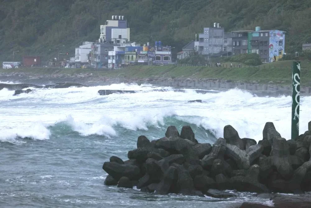 Jabatan bomba Taiwan mengesahkan angka kematian kekal seorang iaitu seorang lelaki dihanyutkan ombak dari pulau Liuqiu, dengan 527 cedera akibat angin kuat dan hujan lebat. Foto AFP