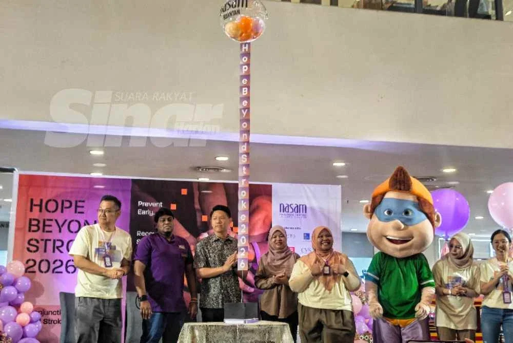 Chun Yin (tengah) wakil kepada Chon Siang ketika merasmikan program Hope Beyond Stroke 2026 sempena Hari Strok Sedunia di sebuah pusat membeli-belah di sini pada Sabtu.