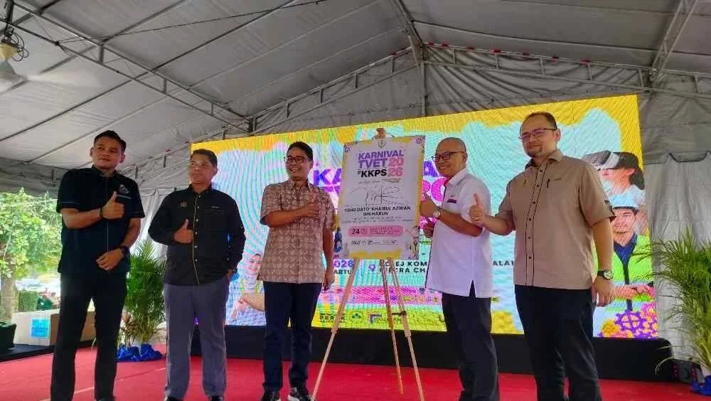 Khairul Azwan (tengah) menyempurnakan gimik perasmian Karnival TVET 2026 Daerah Perak Tengah @ KKPS di Pasir Salak.