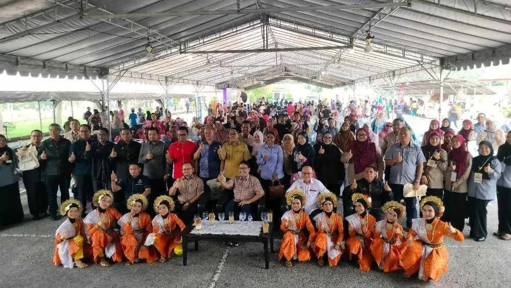 Khairul Azwan (duduk, tengah) bersama tetamu serta pengunjung Karnival TVET 2026 Daerah Perak Tengah @ KKPS di Kolej Komuniti Pasir Salak pada Sabtu.