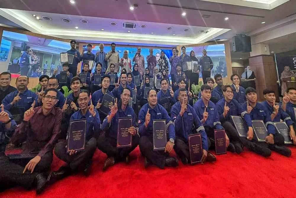 Menteri Besar Pahang, Datuk Seri Wan Rosdy Wan Ismail merakam gambar kenanvan bersama para pelatih Program Latihan Kemahiran Industri East Coast Rail Link (PLKI-ECRL) pada Majlis Apresiasi Pelatih di Kompleks Yayasan Pahang. 