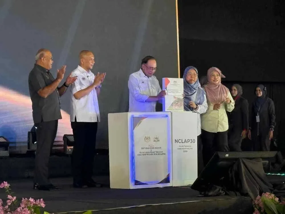 Anwar (tengah) melancarkan NCLAP30 di pekarangan Kompleks Sukan Hang, Melaka pada Sabtu.Foto: Sinar.