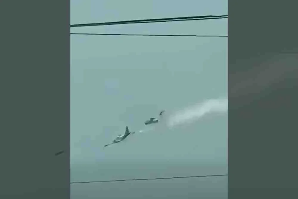 Video tular empat juruterbang Tentera Udara Filipina (PAF) maut selepas dua pesawat SF-260 terhempas ketika menjalani penerbangan latihan di wilayah Batangas, utara Filipina pada Jumaat.