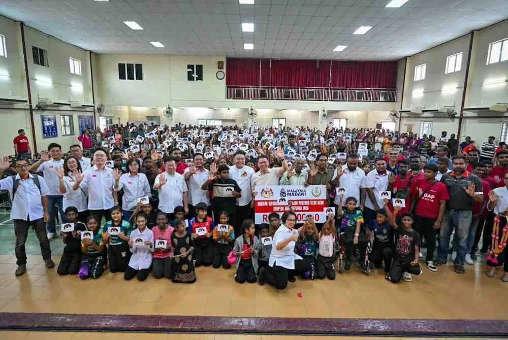Sebanyak RM449,600 diperuntukkan kepada 450 pelajar dari 11 Sekolah Jenis Kebangsaan Tamil (SJKT) di kawasan Teluk Intan.