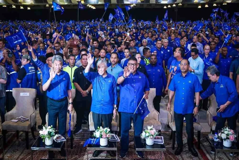Pengerusi Barisan Nasional, Datuk Seri Dr Ahmad Zahid Hamidi (empat, kanan) hadir pada pelancaran Jentera Pilihan Raya negeri Melaka sempena Pilihan Raya Dewan Undangan Negeri (DUN) Melaka ke-16 di Dewan MITC hari ini. Foto Bernama
