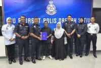 Zahril Asri (tiga dari kiri) menyerahkan sijil penghargaan kepada Hamid di IPD Setiu Rabu lalu.