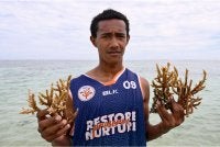 Penduduk mengumpulkan karang sihat untuk ditanam semula bagi memulihkan ekosistem laut ekoran kebimbangan kerosakan karang di perairan Naidiri. Foto AFP
