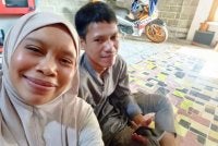 Jumaidin disambut kakaknya, Mahania, di rumahnya Desa Bangka Makmur, Kabupaten Tojo Una-una. Foto Agensi