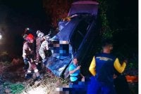Anggota bomba menjalankan operasi menyelamat mangsa kemalangan di Kampung Jalan Baru, Batu Pahat. Foto JBPM Johor