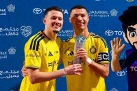 Ronaldo menyerahkan anugerah pemain terbaik kepada Abdullah.