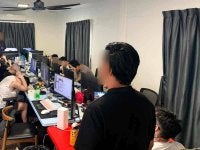 Sindiket penipuan yang beroperasi di sebuah kediaman inap desa di Klebang Kechil, Melaka diserbu pada Khamis. Foto: JIM