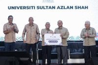 Saarani (tengah) menyampaikan cek cura bantuan makanan berjumlah RM200,000 kepada USAS di bawah Program Mahasiswa Perak Sejahtera 2030 Tahun 2026 pada Jumaat.