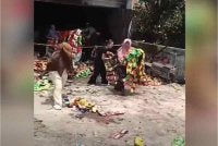 Rakaman tular menunjukkan orang ramai mengambil barangan untuk dibawa pulang. Foto: Agensi