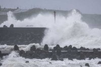 Ombak menghempas pemecah ombak konkrit di sepanjang pantai ketika Taufan Champi menghampiri Taiwan di Keelung. Foto AFP