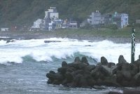 Jabatan bomba Taiwan mengesahkan angka kematian kekal seorang iaitu seorang lelaki dihanyutkan ombak dari pulau Liuqiu, dengan 527 cedera akibat angin kuat dan hujan lebat. Foto AFP