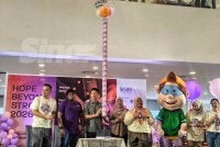 Chun Yin (tengah) wakil kepada Chon Siang ketika merasmikan program Hope Beyond Stroke 2026 sempena Hari Strok Sedunia di sebuah pusat membeli-belah di sini pada Sabtu.