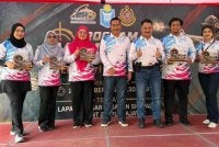 Muhammad Kifli (tiga dari kanan) menyampaikan hadiah kepada peserta acara menembak di Lapang Sasar Shapadu, Presint 20 Putrajaya pada Sabtu.