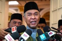 Ahmad Zahid ketika ditemui pemberita selepas Majlis Graduasi Huffaz Dan Apresiasi Kecermelangan Ulul Albab di sebuah hotel dekat Jalan Hang Tuah pada Sabtu. Foto Bernama