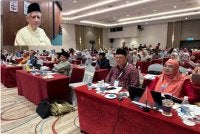 Para peserta yang menyertai Simposium Antarabangsa Penggunaan dan Kelangsungan Bahasa Melayu Nusantara 2026 di Tunjong, Kota Bharu pada Sabtu. Gambar kecil; Kamarudin.