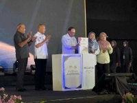 Anwar (tengah) melancarkan NCLAP30 di pekarangan Kompleks Sukan Hang, Melaka pada Sabtu.Foto: Sinar.