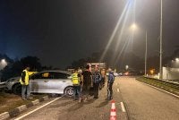 Kenderaan yang dipercayai merempuh sekumpulan pekerja penyelenggaraan pada Sabtu