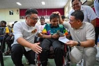 Kor Ming (kanan) ketika menyampaikan sumbangan kasih Madani pada Sabtu.