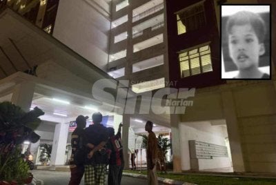 Penduduk menunjukkan lokasi kejadian di sebuah pangsapuri di Tampoi, Johor Bahru. Gambar kecil: Mohammad Adib