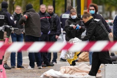 Anggota polis berada di lokasi kejadian seorang lelaki melepaskan tembakan dari dalam keretanya, menyebabkan seorang maut di Trappes, pinggir bandar Paris. Foto AFP