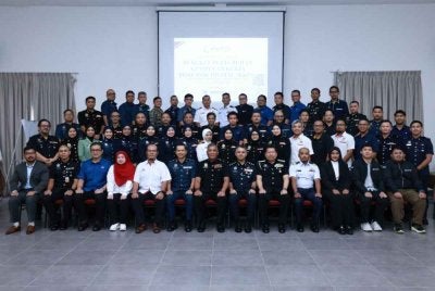 Wan Zulkifli (tengah) bersama peserta daripada pelbagai agensi penguatkuasaan pada Bengkel Tahunan KKFD bagi Agensi Penguatkuasaan Tahun 2026 di Bentong pada Jumaat. Foto SPRM