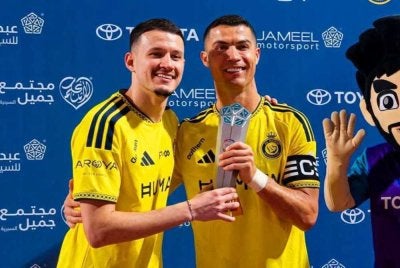 Ronaldo menyerahkan anugerah pemain terbaik kepada Abdullah.