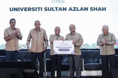 Saarani (tengah) menyampaikan cek cura bantuan makanan berjumlah RM200,000 kepada USAS di bawah Program Mahasiswa Perak Sejahtera 2030 Tahun 2026 pada Jumaat.