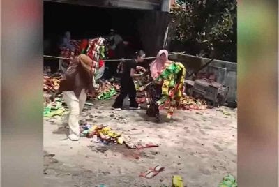 Rakaman tular menunjukkan orang ramai mengambil barangan untuk dibawa pulang. Foto: Agensi