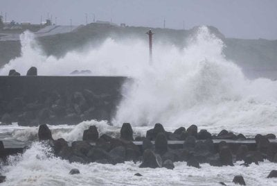 Ombak menghempas pemecah ombak konkrit di sepanjang pantai ketika Taufan Champi menghampiri Taiwan di Keelung. Foto AFP
