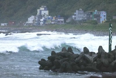 Jabatan bomba Taiwan mengesahkan angka kematian kekal seorang iaitu seorang lelaki dihanyutkan ombak dari pulau Liuqiu, dengan 527 cedera akibat angin kuat dan hujan lebat. Foto AFP